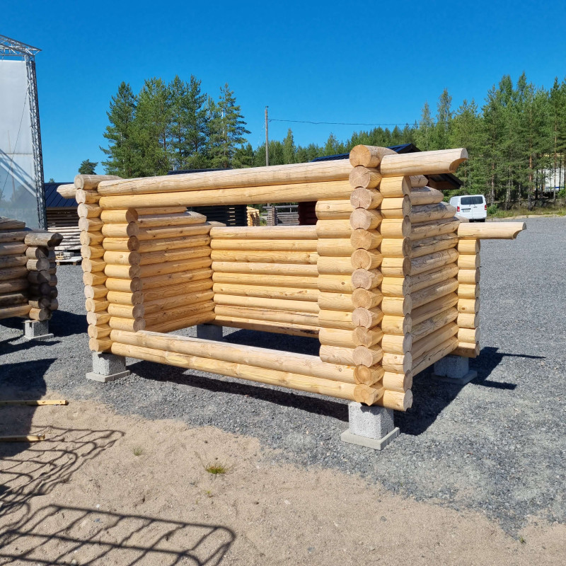 Laadukas Suomessa valmistettu ja suunniteltu pyöröhirsilaavu metsään tai nuotiopaikalle. 1,61 x 3m