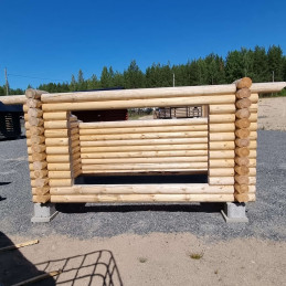 Laadukas Suomessa valmistettu ja suunniteltu pyöröhirsilaavu metsään tai nuotiopaikalle. 1,61 x 3m
